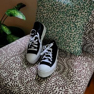 Converse all star low platform trainer - black and white. Size 8